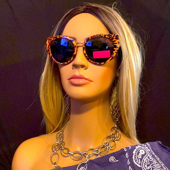Betsey Johnson sunglasses, NWT, leopard print/design, 100% UV PROTECTION. - Picture 9 of 16